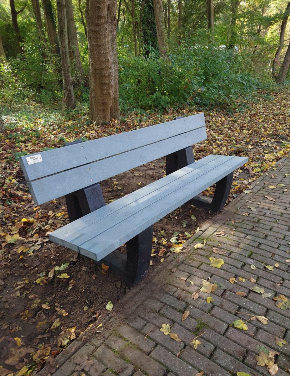 Parkbanken en picknicksets voor de toekomst. 1 parkbank Bonn 2